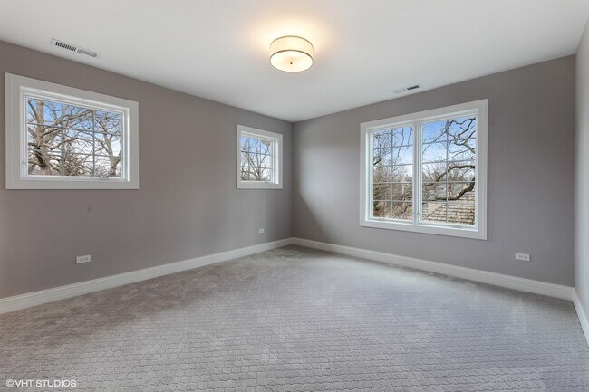 Building Photo - 1528 Sheridan Rd