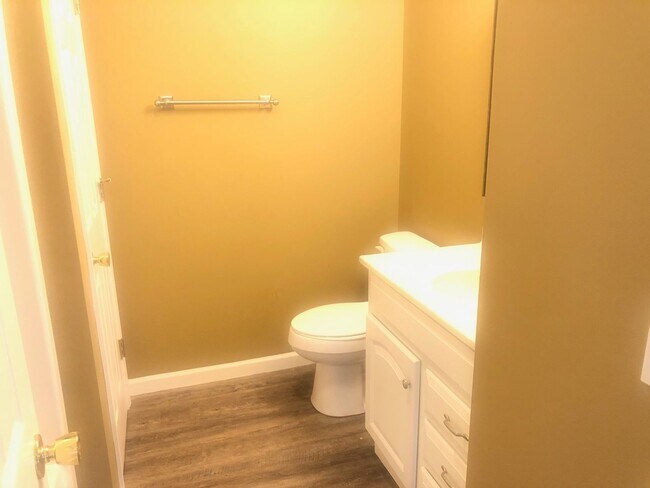 Building Photo - Great 2 BR 4 bathroom townhouse in Bloomington