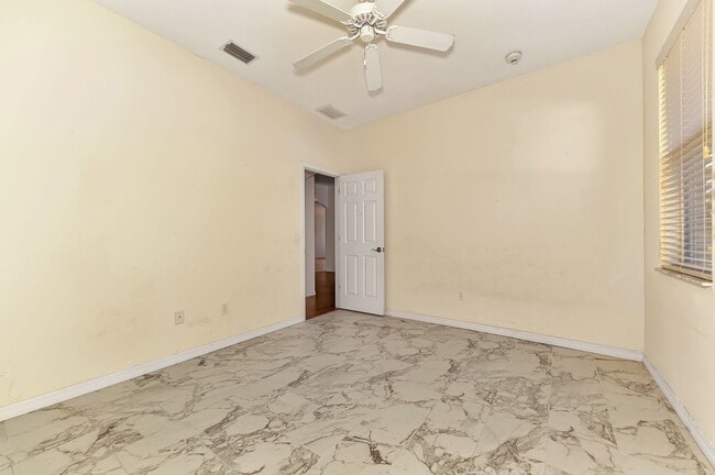 Building Photo - Living Large at a Beautiful 3/2 in Northport