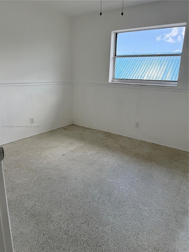 Building Photo - 519 SW 27th Ave