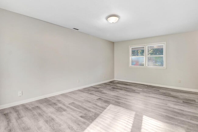 Building Photo - 2 BR | 1 BA Apartment - Scott Hills Apts in Goldsboro *Trash/Water/Lawn Care Included*
