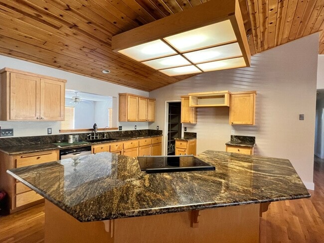 Building Photo - BEAUTIFUL Mountain Home