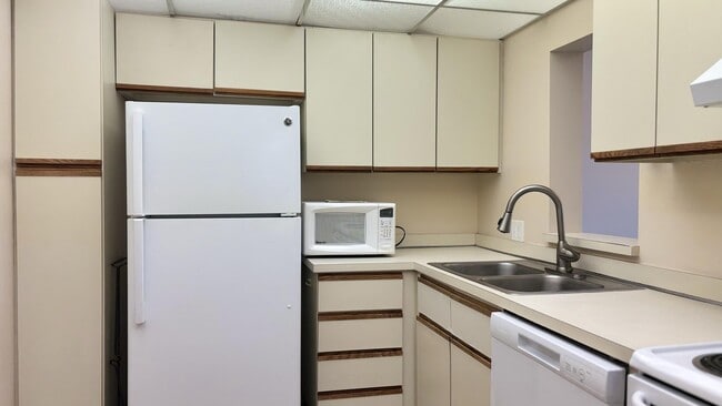 Building Photo - 4657 Fountains Dr S