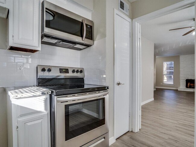 Building Photo - 10650 Steppington Dr