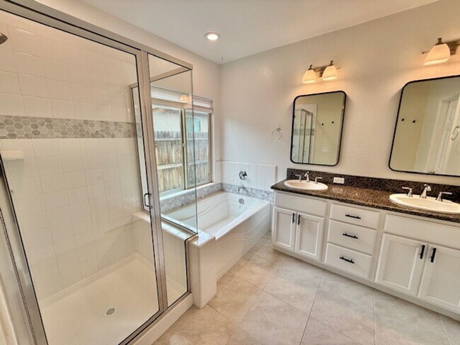 Building Photo - 3 Bedroom 2 Bathroom in NE Visalia!