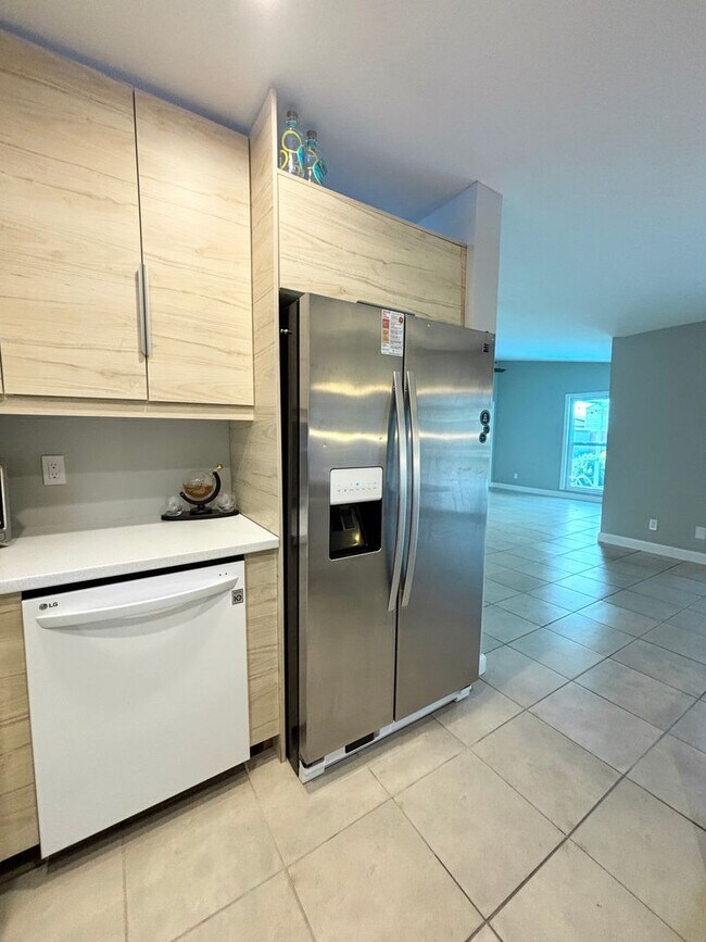 Building Photo - Newly Remodeled 3/2 with Pool