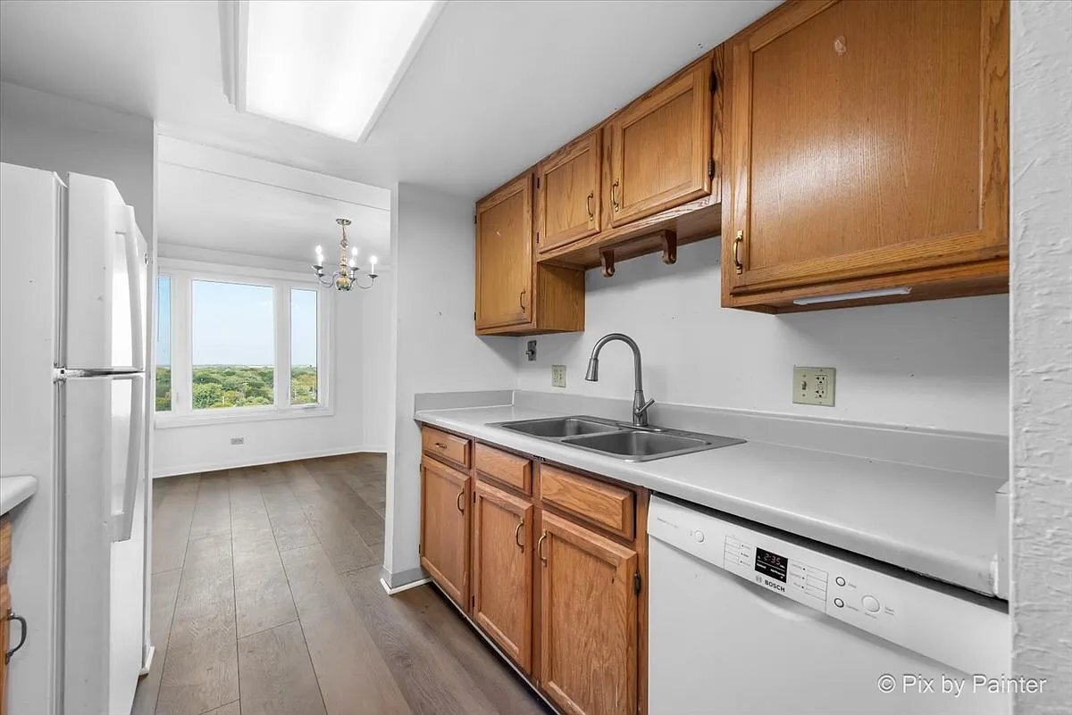 Building Photo - 1 One Renaissance Pl