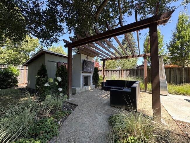 Building Photo - Beautiful 4BD/2BA Menlo Park Home with Lar...