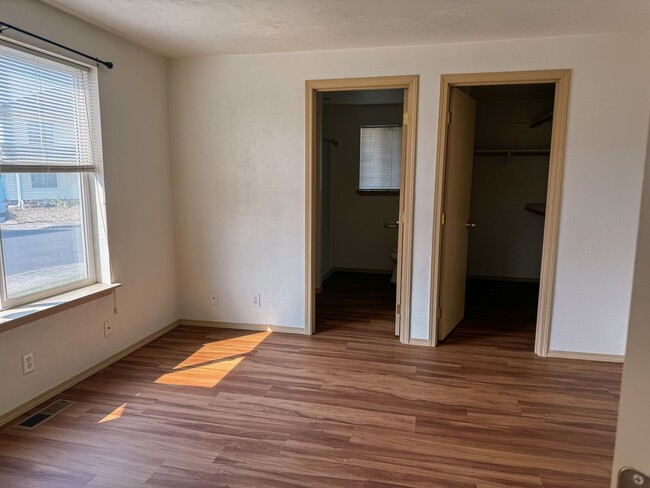 Building Photo - 824eri