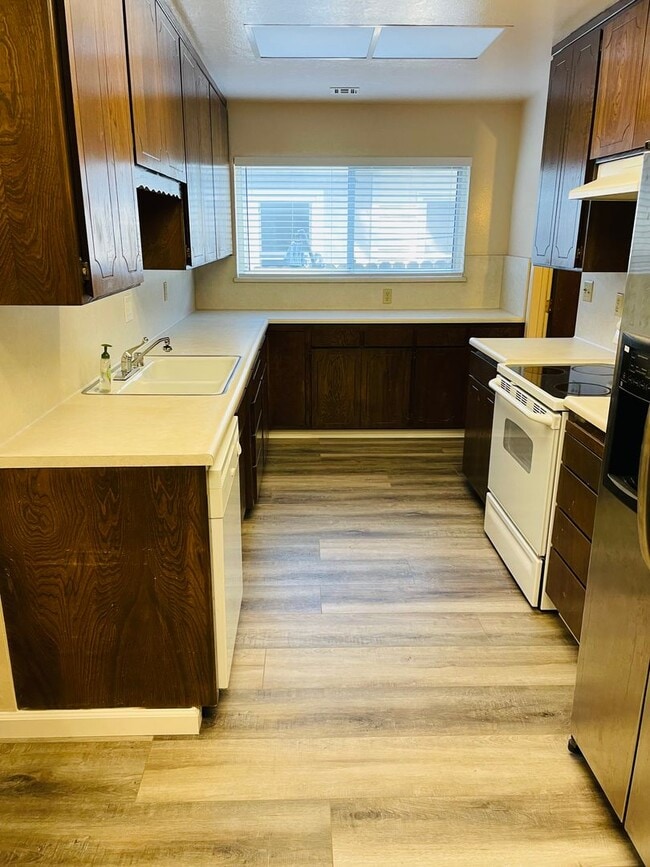 Building Photo - 3 bed /2 bath home in East Sac