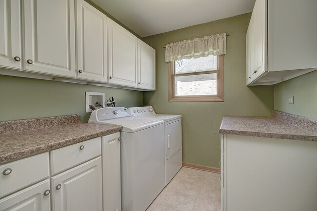 Building Photo - 403 E Main St