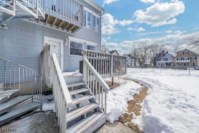 Building Photo - 30 Sussex Ave