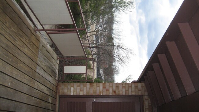 Building Photo - 214 Locust St SE