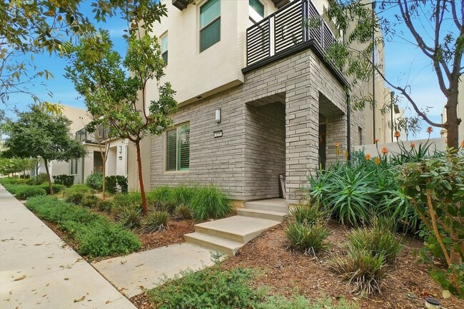 Building Photo - 155 Spectacle