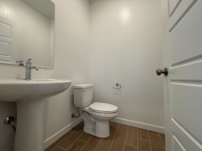Building Photo - Move-In Special! 1 Week Free Rent – Spacio...