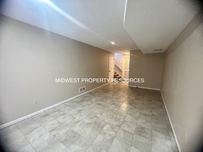 Building Photo - Large 2 Bedroom/1 Bath Duplex in Lee's Summit