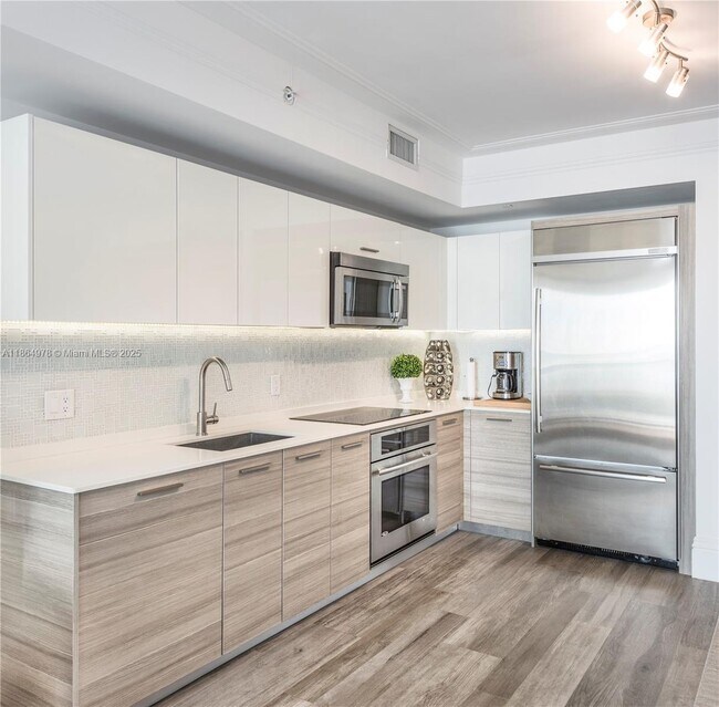Building Photo - 1300 Brickell Bay Dr