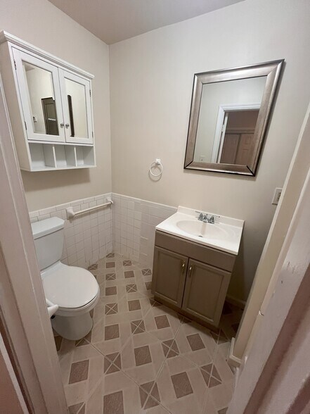 Master suite bathroom - 1405 Southland Vista Ct NE