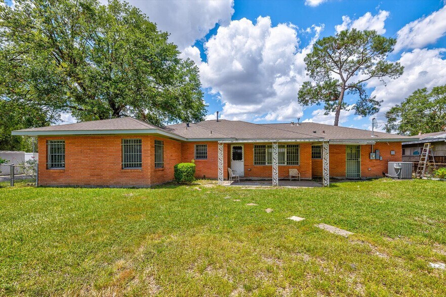 Building Photo - 5611 Milart St