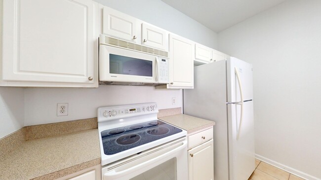 Building Photo - Beautifully updated 2 bed, 2 bath third-fl...