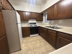 Building Photo - Fantastic 2 BR Apartment in South Oakland on Bates Street! CALL NOW!