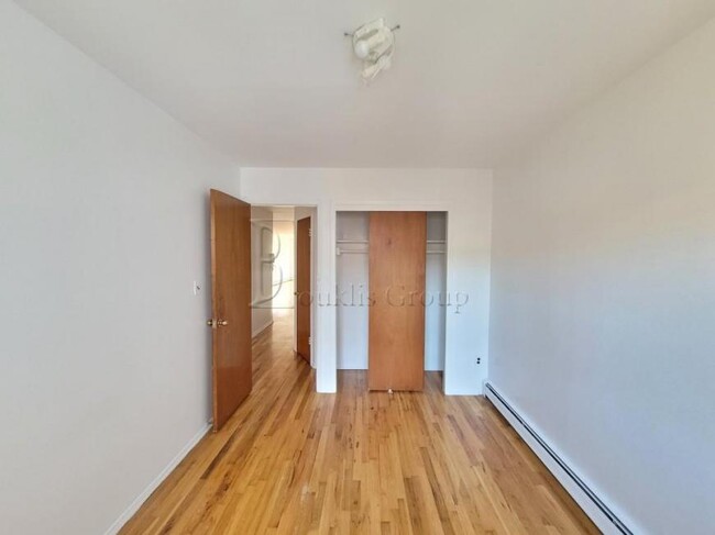 Building Photo - 3 bedroom in ASTORIA NY 11103