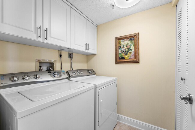 Building Photo - 7076 Huntington Ln