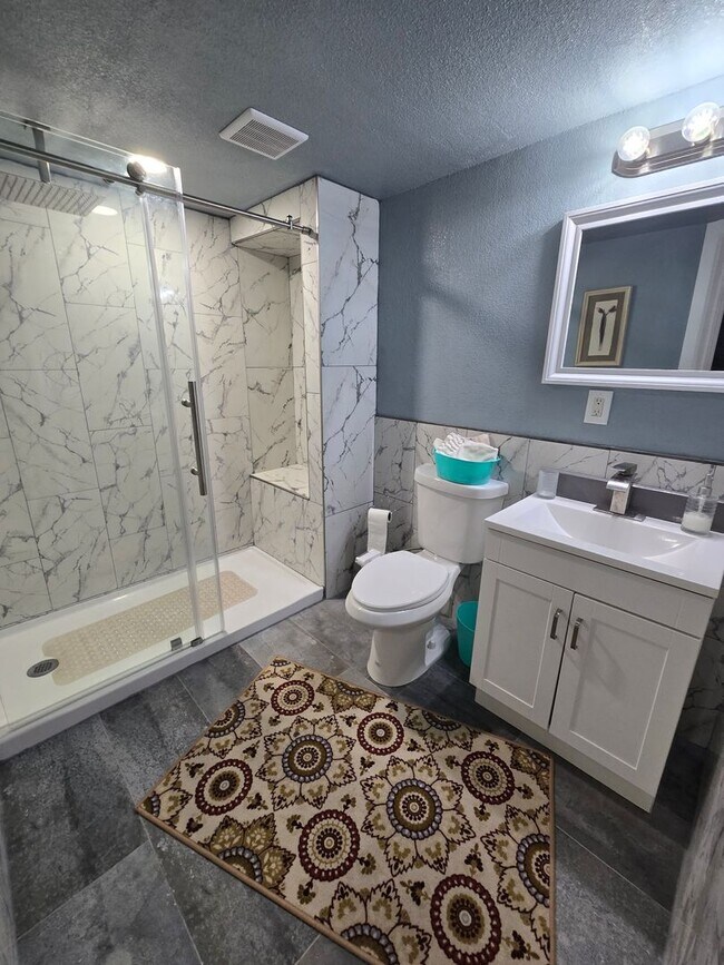 Building Photo - 2 Bed 2 Bath Basement Apartment