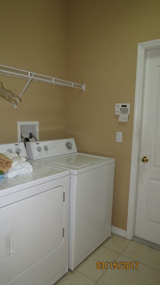 Building Photo - 4 Bed/2 Bath in Beacon Park