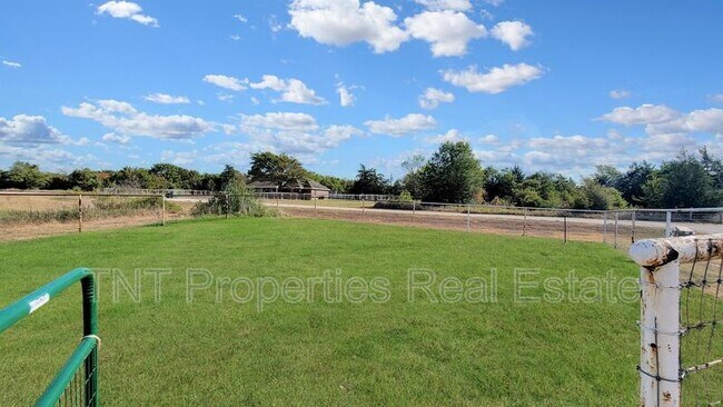 Building Photo - 9904 Risky's Ranch Dr