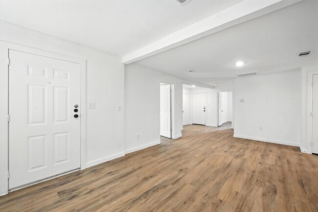 Building Photo - 318 E Shepherd St