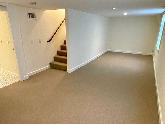 Building Photo - Classic 1922 Alameda Home with Beautiful A...