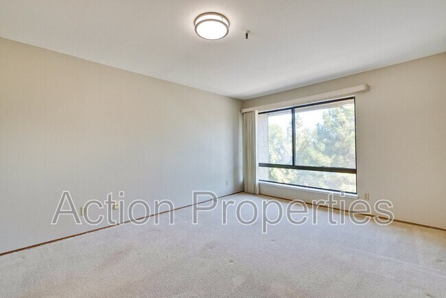 Building Photo - 49 Showers Dr