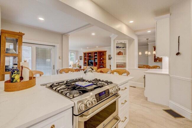 Building Photo - 2105 S Fillmore St