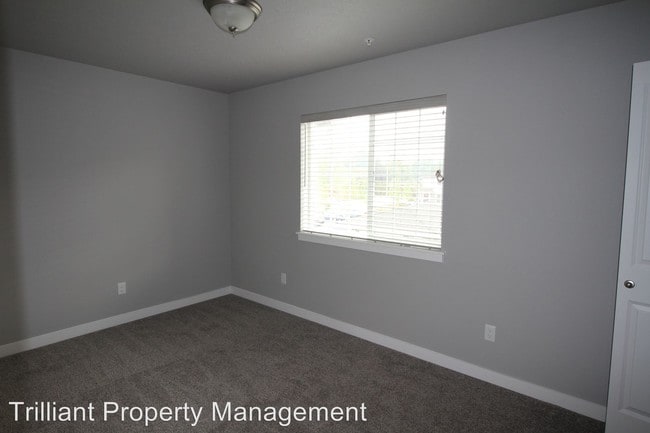 Building Photo - 1520-1580 Gabriela Ct NE