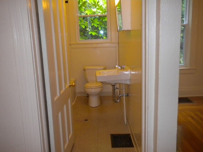 Building Photo - AVAILABLE 6/1/2026 Beautiful First Floor A...