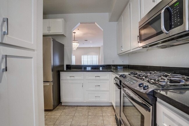 Building Photo - 852 N Poinsettia Pl