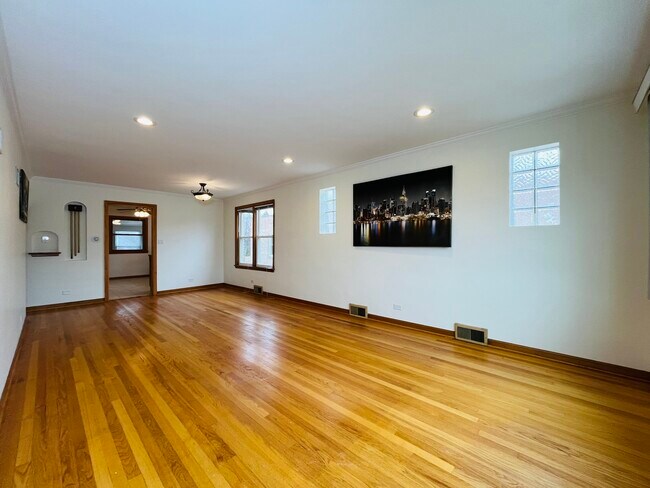 Building Photo - 5504 W Sunnyside Ave