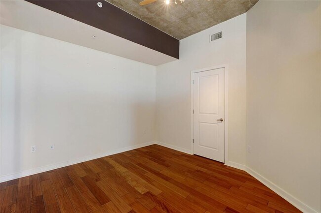 Building Photo - 360 Nueces St