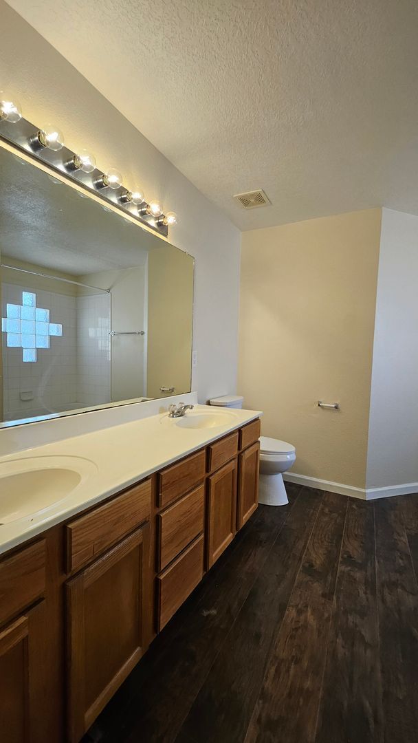 Building Photo - 4 bed 2.5 bath