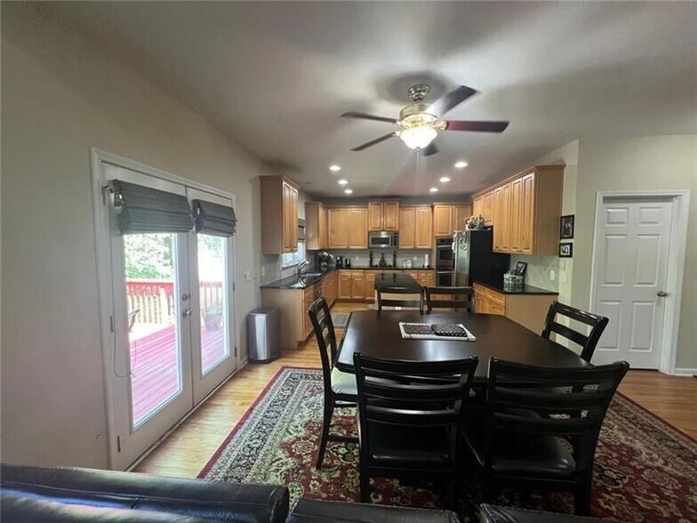 Building Photo - 1880 Willshire Glen