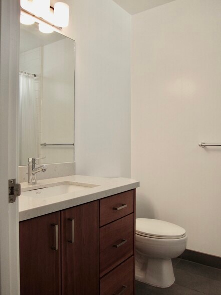 En suite bath - 18 Boardman Plz