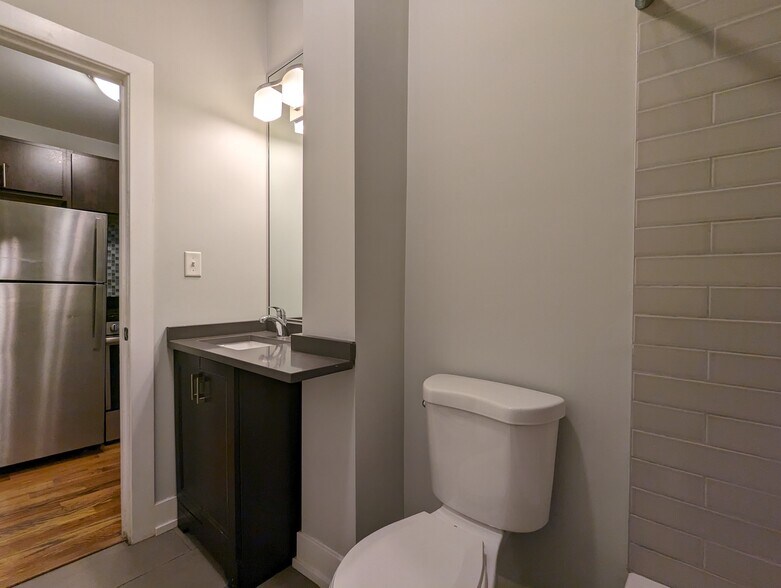 Building Photo - 910 W George St