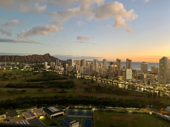 Building Photo - Diamond Head Views! City Views! Golf Cours...