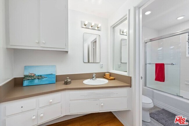 Building Photo - 1400 Hayworth Ave