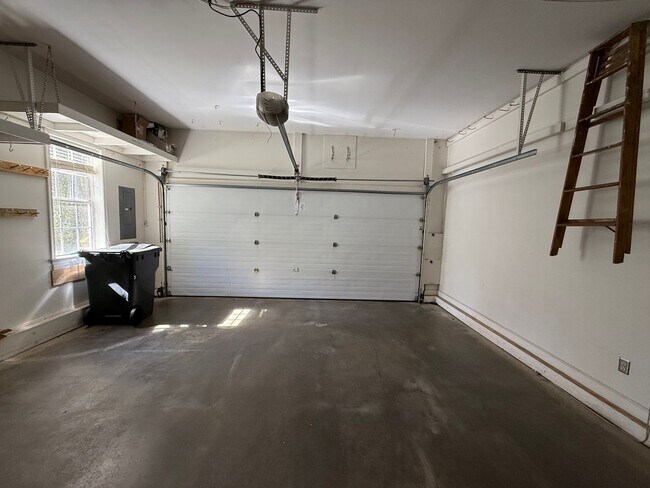 Building Photo - 935 Charter Oaks Dr