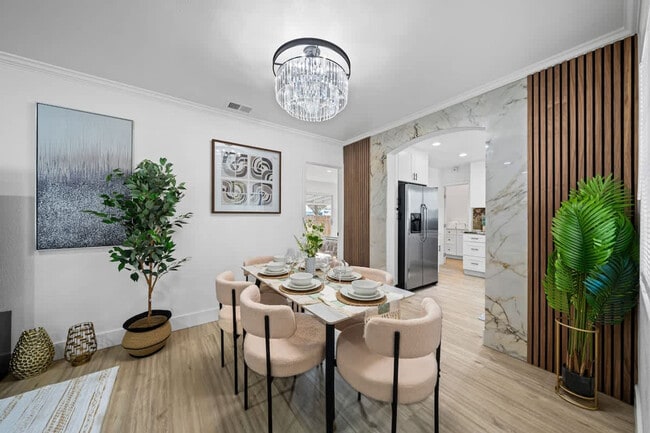 Building Photo - 606 S Sunshine Ave