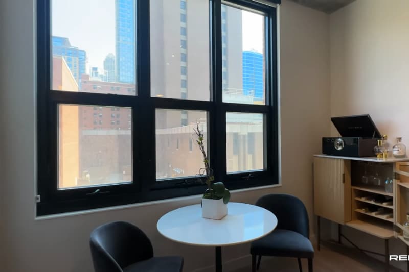 Building Photo - 809 N Wells St