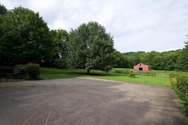 Primary Photo - 454 Jones Ln