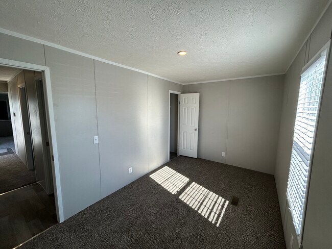 Building Photo - 648 Oregon St